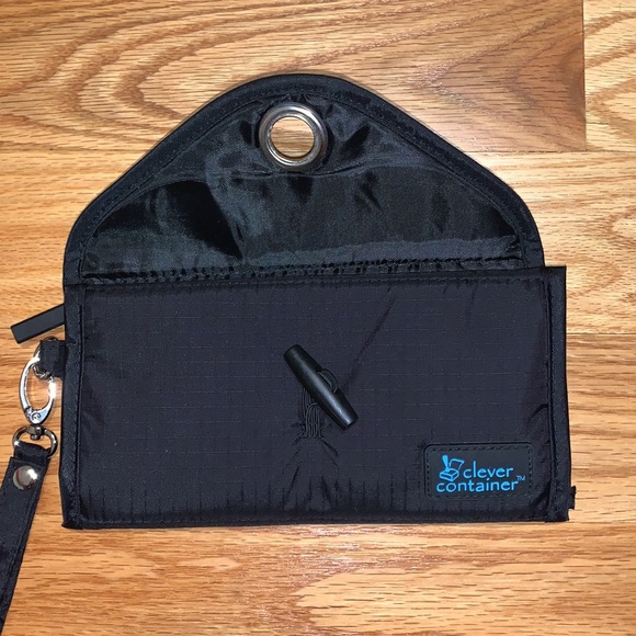 NWOT Clever Container Wristlet - Picture 4 of 11